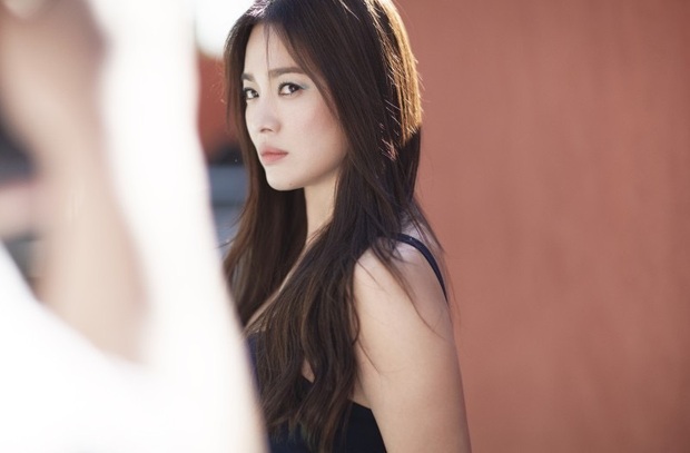 Bộ ảnh mới khoe gây bão của Song Hye Kyo: U40 mà trẻ đẹp mơn mởn như gái đôi mươi, body hậu ly hôn lột xác bất ngờ - Ảnh 5.