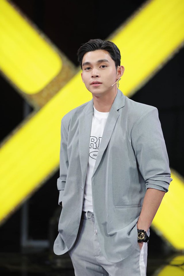 Vì quá nhớ ánh đèn sân khấu, nam ca sĩ từng khiến cả showbiz rúng động với màn thanh lý đồ nay lại quyết định tậu về cây đèn sân khấu để... tự sướng? - Ảnh 2.