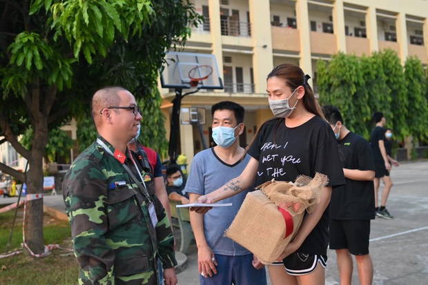 Võ Hoàng Yến ghi điểm bằng hành động đẹp: Cùng mọi người trong khu cách ly quyên góp 61 triệu hỗ trợ phòng dịch Covid-19