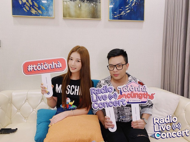 Những sân khấu live chưa từng có của Vpop giữa mùa dịch: Mở liveshow tại gia, diện trang phục bình dân, livestream bất chấp âm thanh... tậm tịt - Ảnh 6. Những sân khấu live chưa từng có của Vpop giữa mùa dịch: Mở liveshow tại gia, diện trang phục bình dân, livestream bất chấp âm thanh... tậm tịt - Ảnh 6.