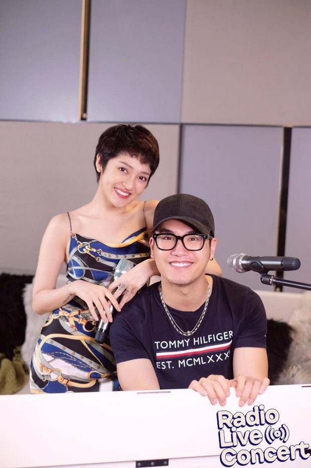 Những sân khấu live chưa từng có của Vpop giữa mùa dịch: Mở liveshow tại gia, diện trang phục bình dân, livestream bất chấp âm thanh... tậm tịt - Ảnh 8. Những sân khấu live chưa từng có của Vpop giữa mùa dịch: Mở liveshow tại gia, diện trang phục bình dân, livestream bất chấp âm thanh... tậm tịt - Ảnh 8.