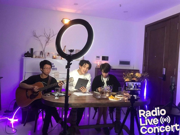 Những sân khấu live chưa từng có của Vpop giữa mùa dịch: Mở liveshow tại gia, diện trang phục bình dân, livestream bất chấp âm thanh... tậm tịt - Ảnh 11. Những sân khấu live chưa từng có của Vpop giữa mùa dịch: Mở liveshow tại gia, diện trang phục bình dân, livestream bất chấp âm thanh... tậm tịt - Ảnh 11.