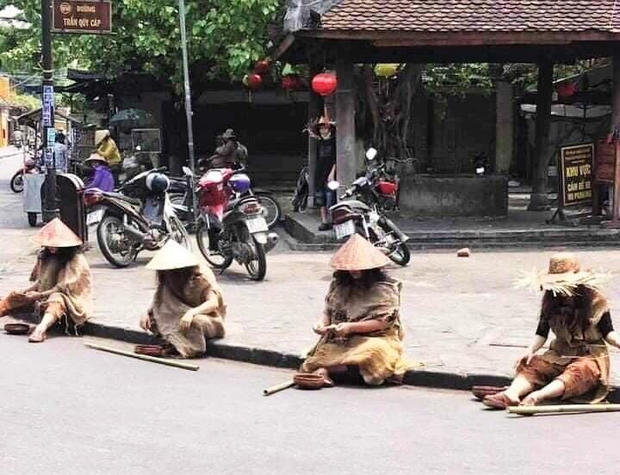 Sốc với hình ảnh Khắc Việt ăn xin trên phố