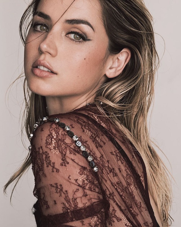 Bond Girl mới Ana de Armas để mặt mộc 100% dạo phố mà dân tình đứng ngồi không yên, gu thời trang còn gây bất ngờ hơn - Ảnh 5. Bond Girl mới Ana de Armas để mặt mộc 100% dạo phố mà dân tình đứng ngồi không yên, gu thời trang còn gây bất ngờ hơn - Ảnh 5.