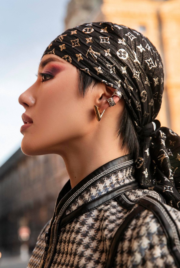 Dự show Louis Vuitton: Châu Bùi diện đồ ngầu đụng hàng Dương Thừa Lâm, Khánh Linh “chơi lớn” cắt khăn 15 triệu quấn đầu - Ảnh 6. Dự show Louis Vuitton: Châu Bùi diện đồ ngầu đụng hàng Dương Thừa Lâm, Khánh Linh “chơi lớn” cắt khăn 15 triệu quấn đầu - Ảnh 6.
