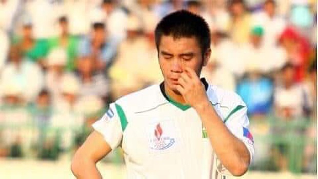 Phẫn nộ cựu tuyển thủ Quốc gia đá gãy chân đối thủ làm ba khúc trên sân phủi: Từng là tài năng đặc biệt nhưng điêu đứng vì cờ bạc, nợ nần - Ảnh 3.