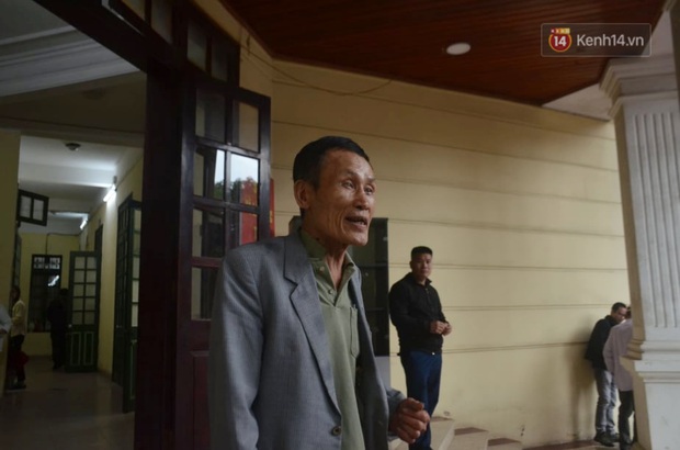 Xét xử vụ cháy nhà trọ ở Đê La Thành khiến 2 người tử vong: Ông Hiệp khùng đội mưa lớn đến toà - Ảnh 2. Xét xử vụ cháy nhà trọ ở Đê La Thành khiến 2 người tử vong: Ông Hiệp khùng đội mưa lớn đến toà - Ảnh 2.
