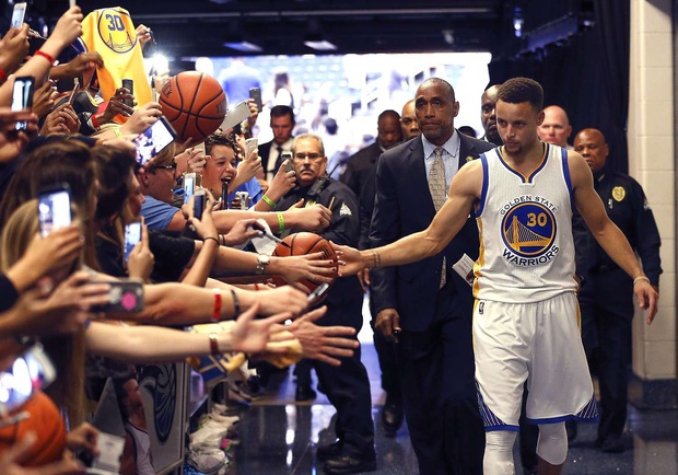 Nhà cựu vô địch NBA trấn an người hâm mộ sau khi dịch Covid-19 diễn biến phức tạp tại Mỹ - Ảnh 3. Nhà cựu vô địch NBA trấn an người hâm mộ sau khi dịch Covid-19 diễn biến phức tạp tại Mỹ - Ảnh 3.