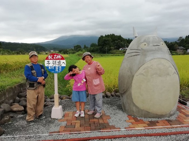 Mê phim hoạt hình Totoro, đôi vợ chồng già cặm cụi làm trạm xe bus độc nhất vô nhị, khách thi nhau tìm đến chụp ảnh - Ảnh 11.