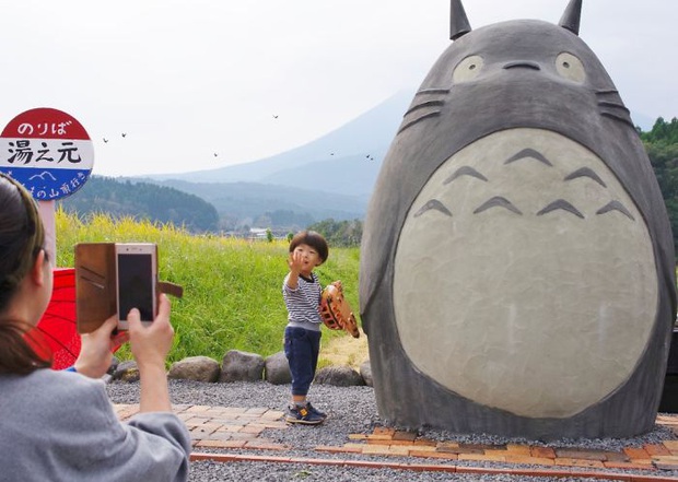 Mê phim hoạt hình Totoro, đôi vợ chồng già cặm cụi làm trạm xe bus độc nhất vô nhị, khách thi nhau tìm đến chụp ảnh - Ảnh 12.