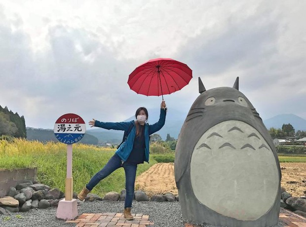 Mê phim hoạt hình Totoro, đôi vợ chồng già cặm cụi làm trạm xe bus độc nhất vô nhị, khách thi nhau tìm đến chụp ảnh - Ảnh 13.