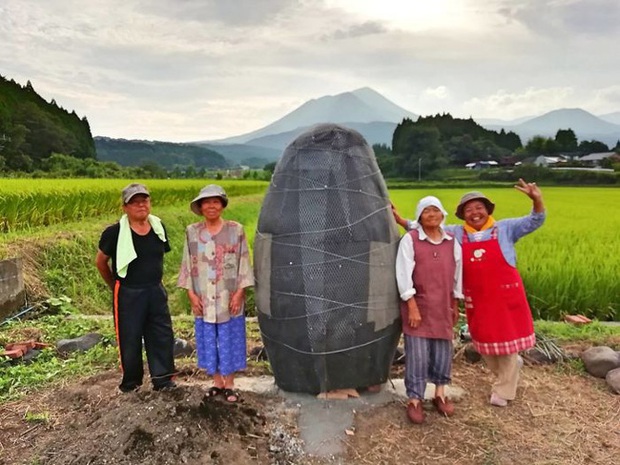 Mê phim hoạt hình Totoro, đôi vợ chồng già cặm cụi làm trạm xe bus độc nhất vô nhị, khách thi nhau tìm đến chụp ảnh - Ảnh 5.