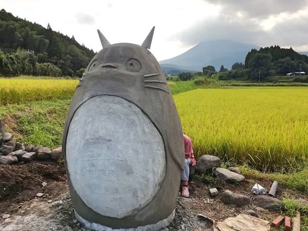 Mê phim hoạt hình Totoro, đôi vợ chồng già cặm cụi làm trạm xe bus độc nhất vô nhị, khách thi nhau tìm đến chụp ảnh - Ảnh 8.