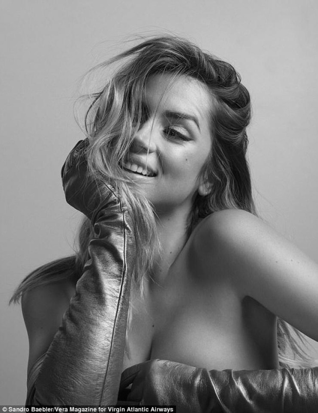 Bond Girl mới Ana de Armas để mặt mộc 100% dạo phố mà dân tình đứng ngồi không yên, gu thời trang còn gây bất ngờ hơn - Ảnh 6. Bond Girl mới Ana de Armas để mặt mộc 100% dạo phố mà dân tình đứng ngồi không yên, gu thời trang còn gây bất ngờ hơn - Ảnh 6.