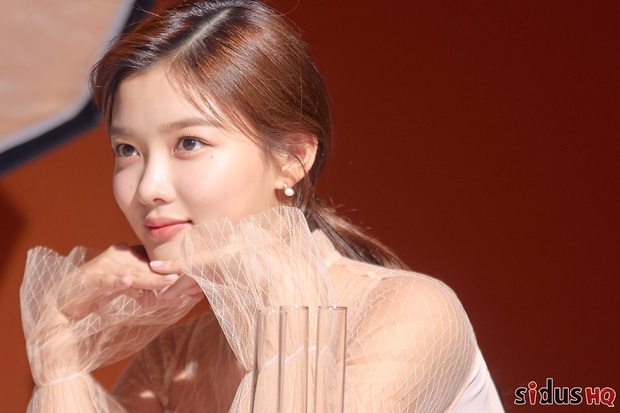 Sao nhí một thời Kim Yoo Jung lột xác thành mỹ nhân vạn người mê, dọa soán ngôi tường thành nhan sắc của các đàn chị - Ảnh 4. Sao nhí một thời Kim Yoo Jung lột xác thành mỹ nhân vạn người mê, dọa soán ngôi tường thành nhan sắc của các đàn chị - Ảnh 4.