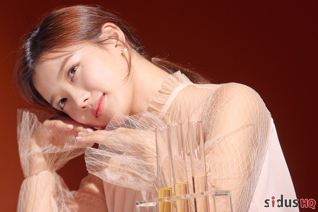 Sao nhí một thời Kim Yoo Jung lột xác thành mỹ nhân vạn người mê, dọa soán ngôi tường thành nhan sắc của các đàn chị - Ảnh 3. Sao nhí một thời Kim Yoo Jung lột xác thành mỹ nhân vạn người mê, dọa soán ngôi tường thành nhan sắc của các đàn chị - Ảnh 3.