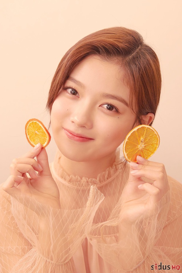 Sao nhí một thời Kim Yoo Jung lột xác thành mỹ nhân vạn người mê, dọa soán ngôi tường thành nhan sắc của các đàn chị - Ảnh 9. Sao nhí một thời Kim Yoo Jung lột xác thành mỹ nhân vạn người mê, dọa soán ngôi tường thành nhan sắc của các đàn chị - Ảnh 9.