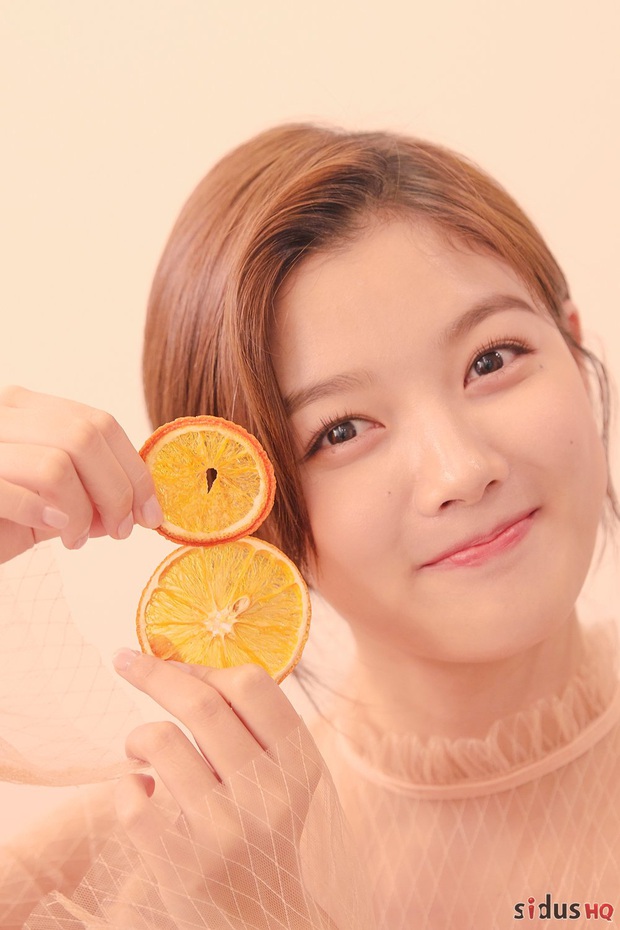 Sao nhí một thời Kim Yoo Jung lột xác thành mỹ nhân vạn người mê, dọa soán ngôi tường thành nhan sắc của các đàn chị - Ảnh 10. Sao nhí một thời Kim Yoo Jung lột xác thành mỹ nhân vạn người mê, dọa soán ngôi tường thành nhan sắc của các đàn chị - Ảnh 10.