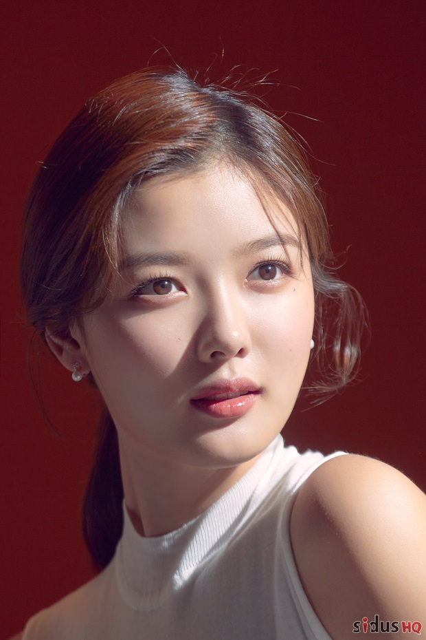 Sao nhí một thời Kim Yoo Jung lột xác thành mỹ nhân vạn người mê, dọa soán ngôi tường thành nhan sắc của các đàn chị - Ảnh 2. Sao nhí một thời Kim Yoo Jung lột xác thành mỹ nhân vạn người mê, dọa soán ngôi tường thành nhan sắc của các đàn chị - Ảnh 2.