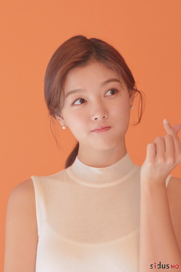 Sao nhí một thời Kim Yoo Jung lột xác thành mỹ nhân vạn người mê, dọa soán ngôi tường thành nhan sắc của các đàn chị - Ảnh 7. Sao nhí một thời Kim Yoo Jung lột xác thành mỹ nhân vạn người mê, dọa soán ngôi tường thành nhan sắc của các đàn chị - Ảnh 7.