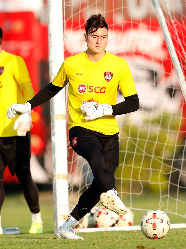 Tan chảy với hành động tình cảm của Yến Xuân dành cho Văn Lâm: Chàng bị đau trong buổi tập, nàng liền xăm hình bằng môi lên cánh tay - Ảnh 3.