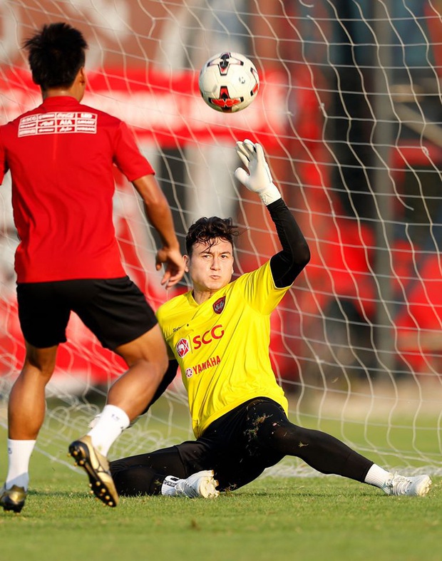 Tan chảy với hành động tình cảm của Yến Xuân dành cho Văn Lâm: Chàng bị đau trong buổi tập, nàng liền xăm hình bằng môi lên cánh tay - Ảnh 4.