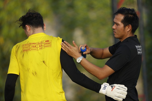 Tan chảy với hành động tình cảm của Yến Xuân dành cho Văn Lâm: Chàng bị đau trong buổi tập, nàng liền xăm hình bằng môi lên cánh tay - Ảnh 2.