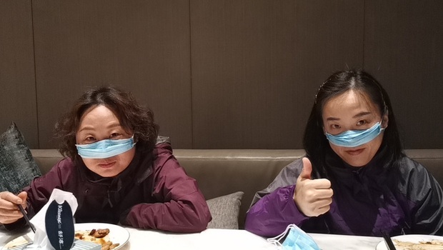 Khẩu trang bảo vệ mũi ngay cả khi ăn uống: Vũ khí thượng thừa của các y bác sĩ Vũ Hán để chiến đấu với dịch virus corona - Ảnh 5.