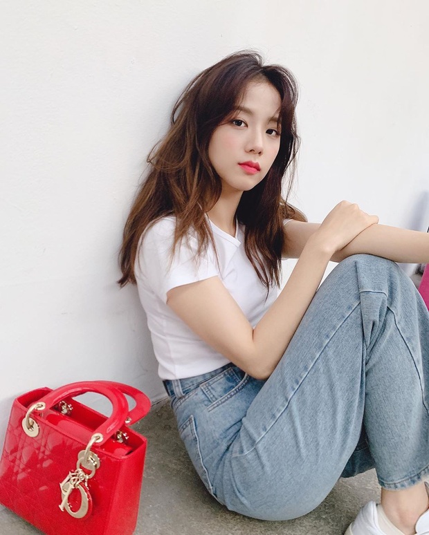 Để hoài kiểu tóc dài rẽ ngôi nhưng Jisoo (Black Pink) có ít nhất 4 cách biến tấu để visual luôn xuất sắc chứ chẳng hề nhạt nhẽo - Ảnh 3.