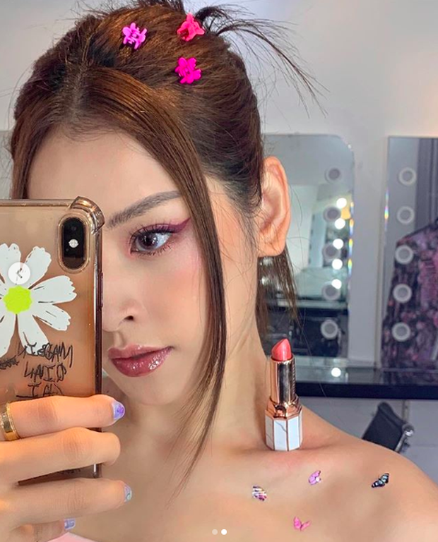 Chi Pu khởi xướng trào lưu đặt son môi lên xương quai xanh trong Vbiz, còn thách thức cả hội bạn thân xem ai hơn ai? - Ảnh 3. Chi Pu khởi xướng trào lưu đặt son môi lên xương quai xanh trong Vbiz, còn thách thức cả hội bạn thân xem ai hơn ai? - Ảnh 3.