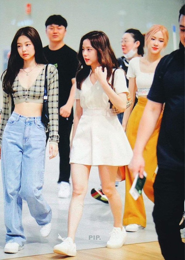 Vạch trần sự thật về nghề staff cho idol hàng triệu fan Kpop ao ước: Áp lực, bị chửi rủa, bất ngờ nhất là tiền lương - Ảnh 1. Vạch trần sự thật về nghề staff cho idol hàng triệu fan Kpop ao ước: Áp lực, bị chửi rủa, bất ngờ nhất là tiền lương - Ảnh 1.