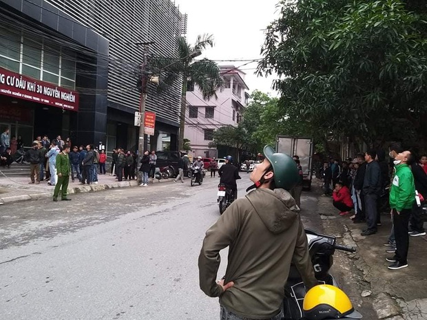 Nam thanh niên rơi từ tầng 13 chung cư trúng ô tô đang đỗ bên vỉa hè, tử vong tại chỗ - Ảnh 1.