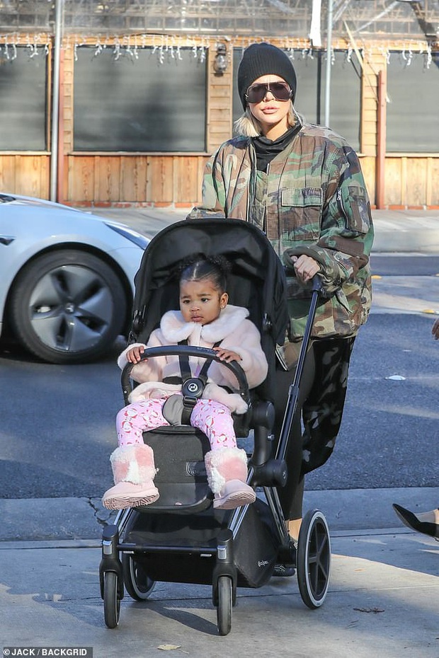 Nữ tỷ phú Kylie Jenner quyết định không cho con bú mẹ mà nuôi bé bằng sữa bình, lý do là gì? - Ảnh 3. Nữ tỷ phú Kylie Jenner quyết định không cho con bú mẹ mà nuôi bé bằng sữa bình, lý do là gì? - Ảnh 3.