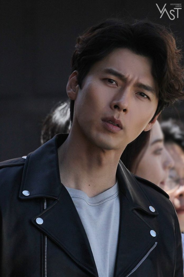 Đối lập hẳn với đại uý Ri, loạt ảnh Hyun Bin nhíu mày thôi cũng sexy mất máu 3 năm trước đang khiến chị em náo loạn - Ảnh 8. Đối lập hẳn với đại uý Ri, loạt ảnh Hyun Bin nhíu mày thôi cũng sexy mất máu 3 năm trước đang khiến chị em náo loạn - Ảnh 8.