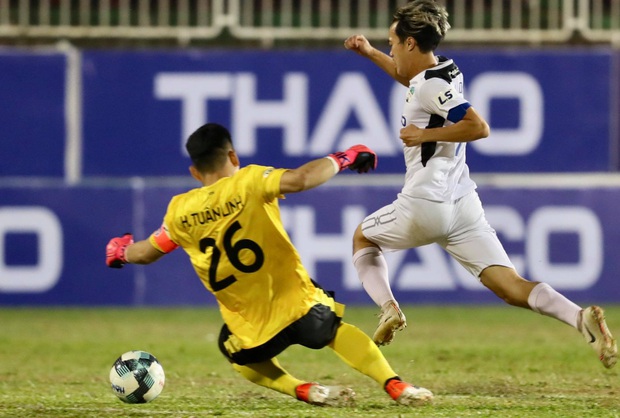 Tuấn Anh buồn xo vì không được cùng đồng đội HAGL mở màn thắng lợi tại V.League 2020 - Ảnh 3.