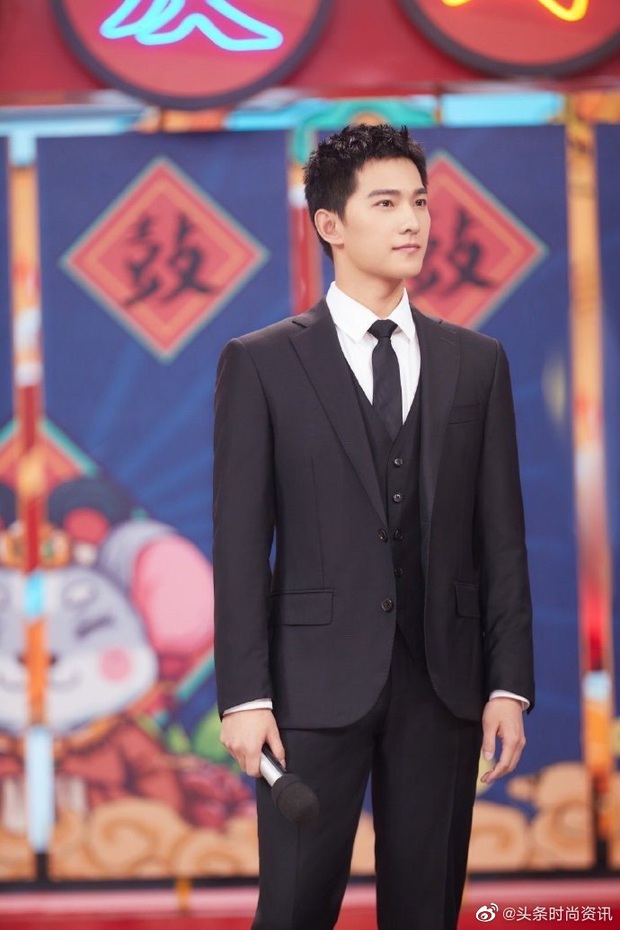 Mải mê nghịch điện thoại không để ý có Dương Dương đứng bên, fan chắc khóc ròng khi thấy biểu cảm siêu cute của idol - Ảnh 4. Mải mê nghịch điện thoại không để ý có Dương Dương đứng bên, fan chắc khóc ròng khi thấy biểu cảm siêu cute của idol - Ảnh 4.