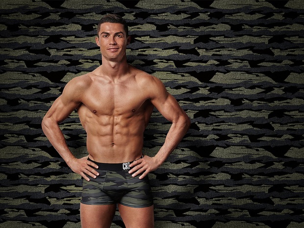 Hé lộ Top 10 ngôi sao bóng đá được chị em thèm khát nhất: Ronaldo có thứ hạng thấp tới bất ngờ nhưng sốc nhất lại là vị trí thứ 2 - Ảnh 1.