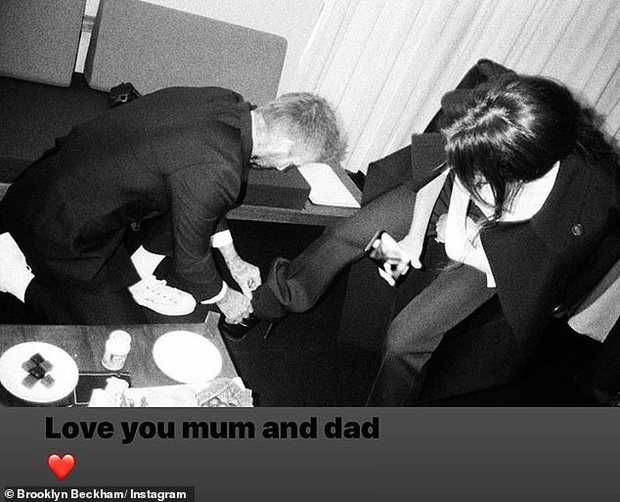 Chồng quốc dân David Beckham lại khiến dân mạng nổi sóng nhờ hành động tự tay thắt dây giày cho vợ - Ảnh 1. Chồng quốc dân David Beckham lại khiến dân mạng nổi sóng nhờ hành động tự tay thắt dây giày cho vợ - Ảnh 1.