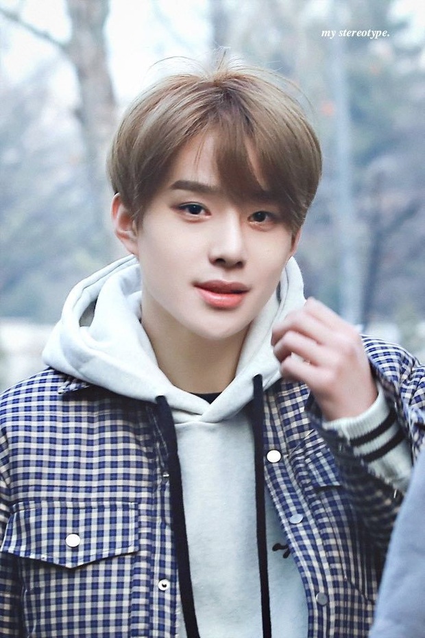 BXH 10 idol nam đẹp tự nhiên của Kpop: Vị trí top 3 gây bất ngờ, no.1 thuộc về nam thần BTS nào? - Ảnh 17. BXH 10 idol nam đẹp tự nhiên của Kpop: Vị trí top 3 gây bất ngờ, no.1 thuộc về nam thần BTS nào? - Ảnh 17.