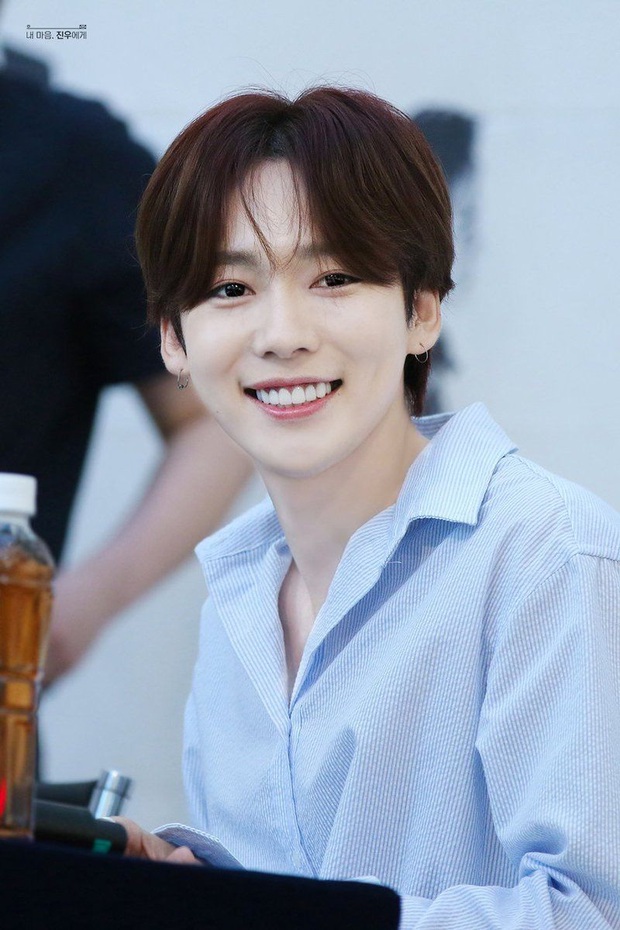 BXH 10 idol nam đẹp tự nhiên của Kpop: Vị trí top 3 gây bất ngờ, no.1 thuộc về nam thần BTS nào? - Ảnh 1. BXH 10 idol nam đẹp tự nhiên của Kpop: Vị trí top 3 gây bất ngờ, no.1 thuộc về nam thần BTS nào? - Ảnh 1.