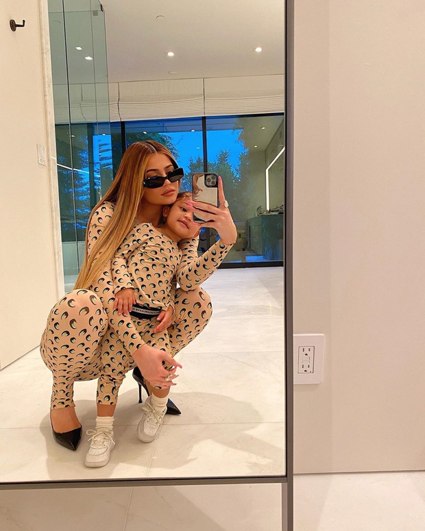 Cặp mẹ con hot nhất Hollywood Kylie Jenner - Stormi cứ mặc đồ đôi là gây bão, lần này bé được chú ý hơn cả mẹ - Ảnh 5. Cặp mẹ con hot nhất Hollywood Kylie Jenner - Stormi cứ mặc đồ đôi là gây bão, lần này bé được chú ý hơn cả mẹ - Ảnh 5.