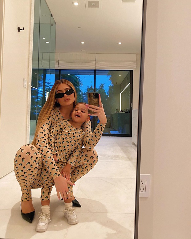 Cặp mẹ con hot nhất Hollywood Kylie Jenner - Stormi cứ mặc đồ đôi là gây bão, lần này bé được chú ý hơn cả mẹ - Ảnh 3.