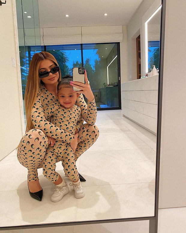 Cặp mẹ con hot nhất Hollywood Kylie Jenner - Stormi cứ mặc đồ đôi là gây bão, lần này bé được chú ý hơn cả mẹ - Ảnh 2. Cặp mẹ con hot nhất Hollywood Kylie Jenner - Stormi cứ mặc đồ đôi là gây bão, lần này bé được chú ý hơn cả mẹ - Ảnh 2.