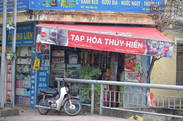 Ảnh: Phố Trúc Bạch vắng hoe vì ca nhiễm Covid-19 thứ 17, hàng loạt hàng quán đóng cửa, treo biển tạm nghỉ - Ảnh 7.