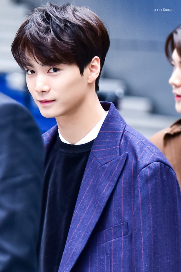 BXH 10 idol nam đẹp tự nhiên của Kpop: Vị trí top 3 gây bất ngờ, no.1 thuộc về nam thần BTS nào? - Ảnh 4. BXH 10 idol nam đẹp tự nhiên của Kpop: Vị trí top 3 gây bất ngờ, no.1 thuộc về nam thần BTS nào? - Ảnh 4.