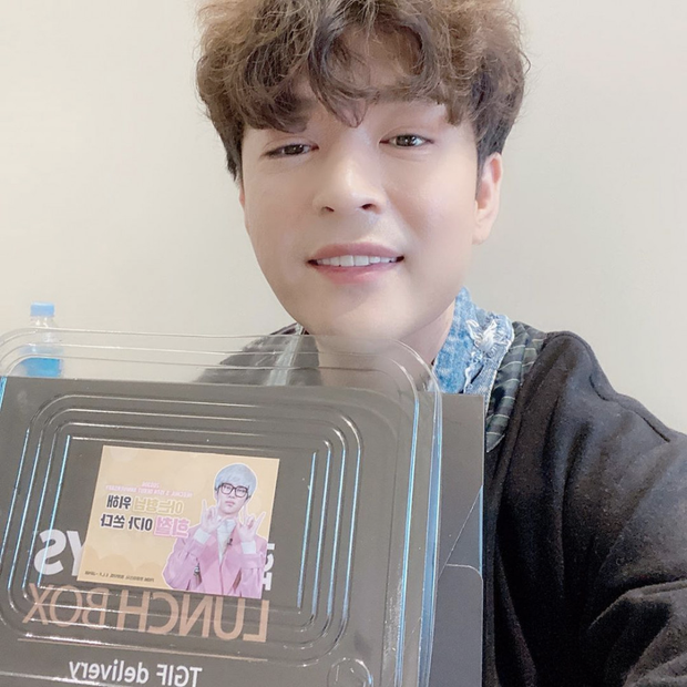 Đăng ảnh chúc mừng Heechul, Shindong lại khiến dân tình dán mắt vào khuôn cằm khác lạ hậu giảm 31kg - Ảnh 1. Đăng ảnh chúc mừng Heechul, Shindong lại khiến dân tình dán mắt vào khuôn cằm khác lạ hậu giảm 31kg - Ảnh 1.