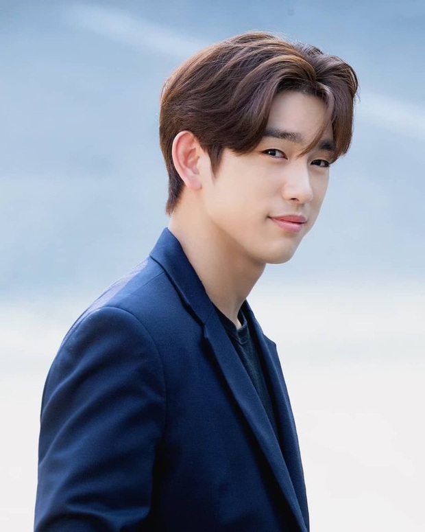BXH 10 idol nam đẹp tự nhiên của Kpop: Vị trí top 3 gây bất ngờ, no.1 thuộc về nam thần BTS nào? - Ảnh 16. BXH 10 idol nam đẹp tự nhiên của Kpop: Vị trí top 3 gây bất ngờ, no.1 thuộc về nam thần BTS nào? - Ảnh 16.
