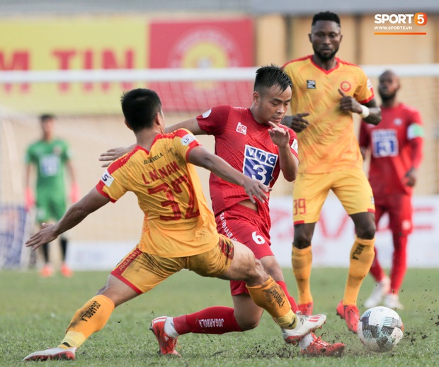 Bị cấm đến sân vì Covid-19, CĐV Thanh Hoá cháy hết mình trên tầng thượng cổ vũ đội nhà - Ảnh 5.