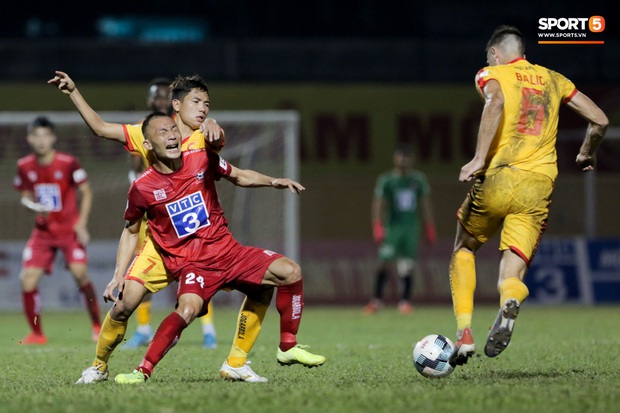 Bị cấm đến sân vì Covid-19, CĐV Thanh Hoá cháy hết mình trên tầng thượng cổ vũ đội nhà - Ảnh 8.