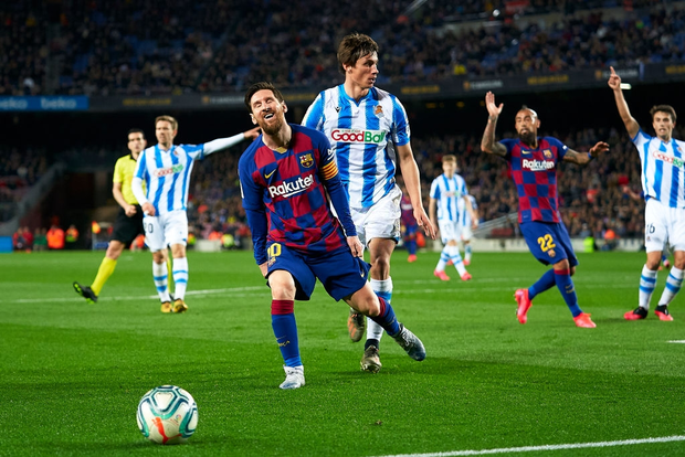 Messi ghi bàn từ chấm phạt đền gây tranh cãi, Barcelona thắng chật vật để chiếm ngôi đầu của Real - Ảnh 6.